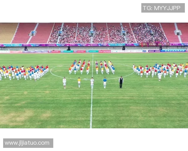 足球明星复古风格照片展现女生魅力与激情的完美结合 足球明星复古风格照片展现女生魅力与激情的完美结合